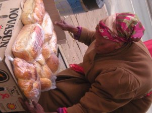 Una dona prepara la seva paradeta de pa, a Miriam Makeba Street, Newtown